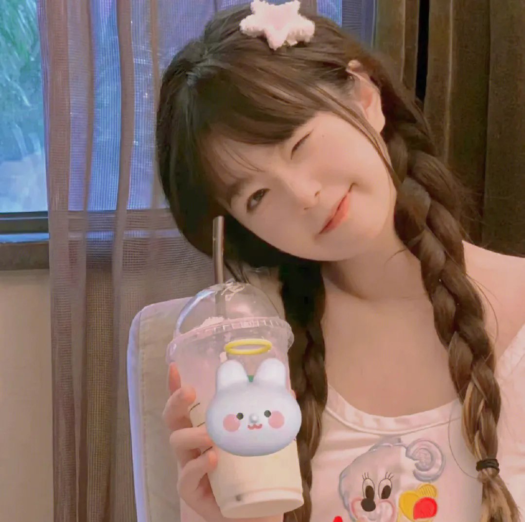 红鞋男子